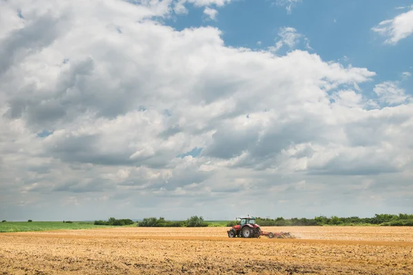 Traktor bereitet Feld vor — Stockfoto