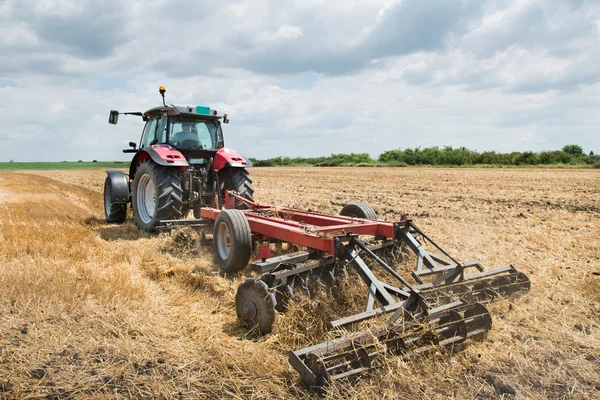 Klargjøring av traktor i felt – stockfoto