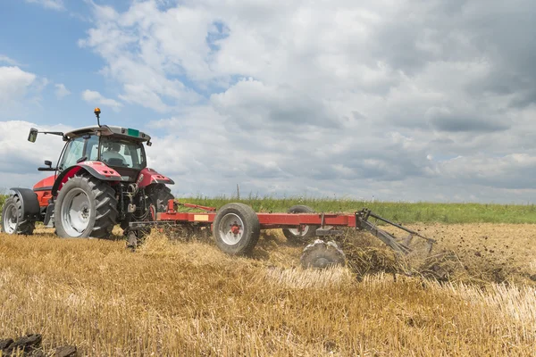 Preparación del tractor en el campo —  Fotos de Stock