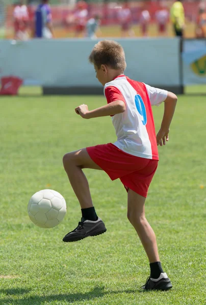 Chico pateando fútbol — Foto de Stock