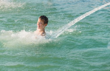 Çocuk suda eğlenmek