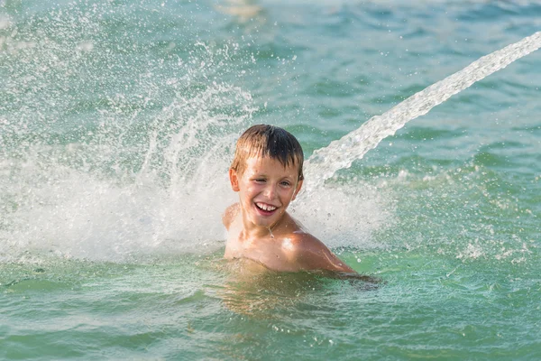 Çocuk suda eğlenmek — Stok fotoğraf