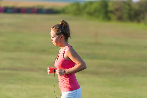 Dziewczynka jogging w przyrodzie — Zdjęcie stockowe