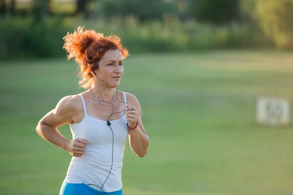 Ragazza jogging in natura — Foto Stock