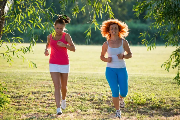 Duas meninas correndo — Fotografia de Stock