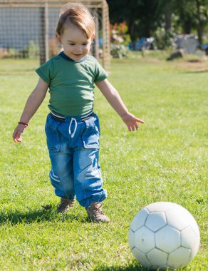 küçük çocuk topla oynamayı