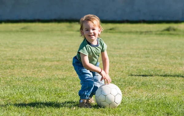Mały chłopiec bawi się piłka — Zdjęcie stockowe