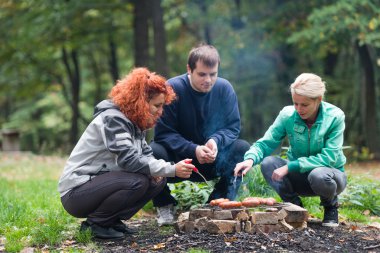arkadaşlar Barbekü yapmak