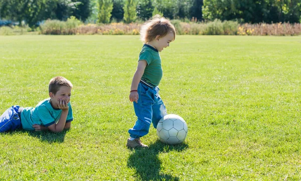 O miúdo está no campo de futebol. — Fotografia de Stock