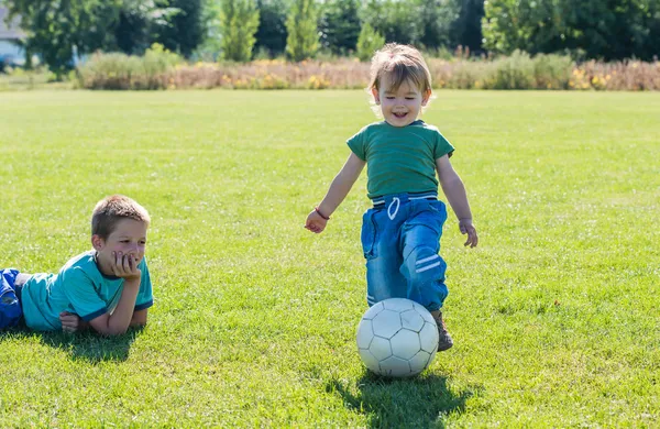 Çocuğun üzerinde futbol sahası — Stok fotoğraf