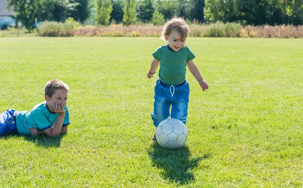 Niño está en el campo de fútbol — Foto de Stock