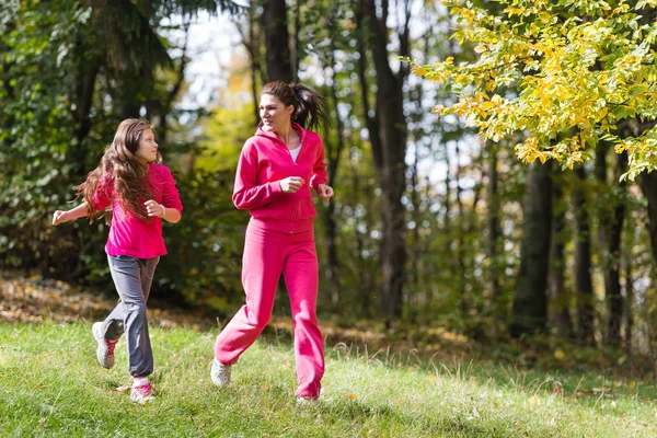 Zwei Mädchen laufen — Stockfoto