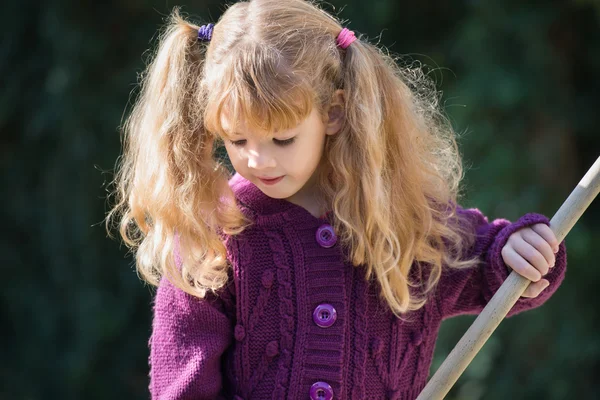 Маленька дівчинка з кісками — стокове фото