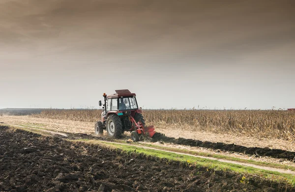 Traktor pflügt Feld um — Stockfoto