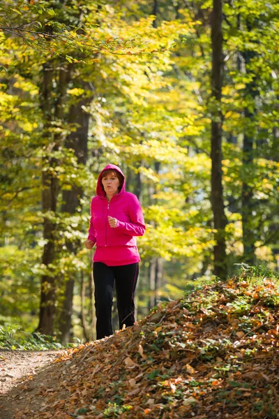 Woman running in the forest — Stock Photo, Image