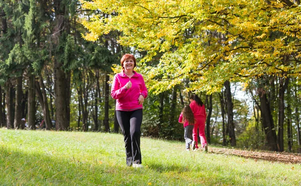 Frau läuft im Wald — Stockfoto