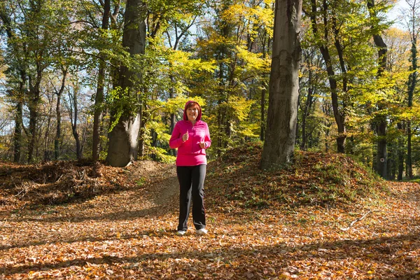 Frau läuft im Wald — Stockfoto