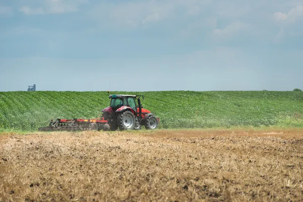 Traktor bereitet Feld vor — Stockfoto