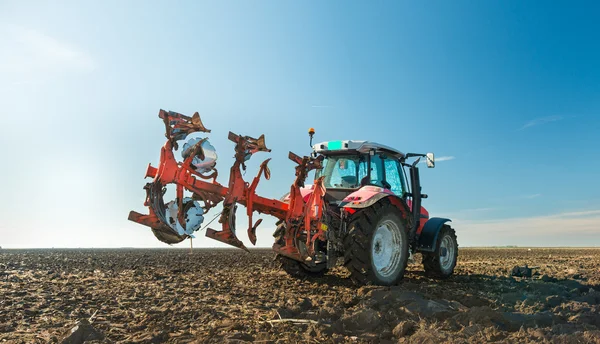 Traktor pflügt Feld um — Stockfoto