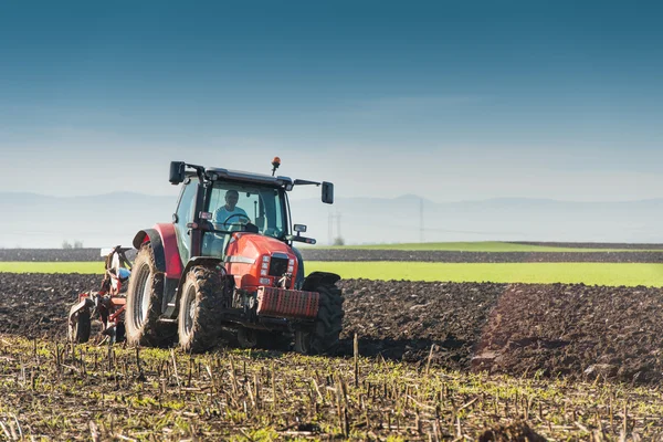 Campo di aratura del trattore — Foto Stock