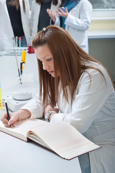 Tineri studenți la medicină — Fotografie, imagine de stoc