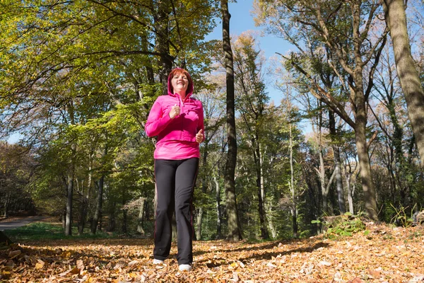 Frau läuft im Wald — Stockfoto