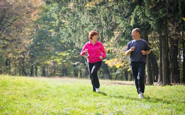 Anziani coppia jogging — Foto Stock