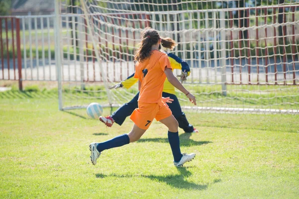 Kızlar futbol — Stok fotoğraf