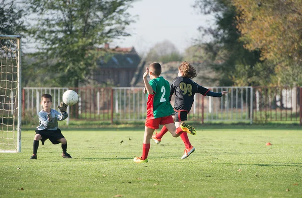 Junge tritt einen Ball — Stockfoto