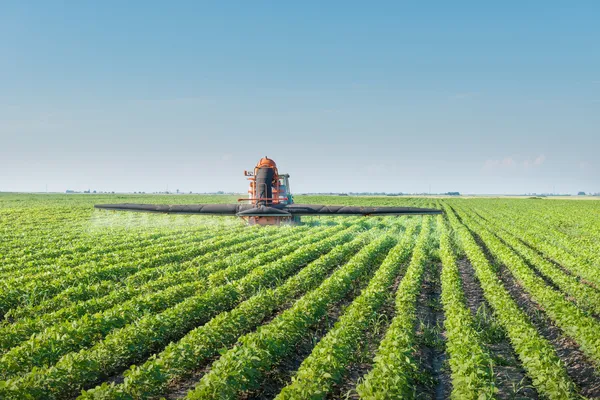 Traktor postřik pesticidy — Stock fotografie