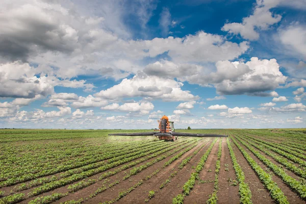 Tractor rociando un campo de cultivo — Foto de Stock