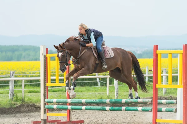 Chica saltando con caballo — Foto de Stock
