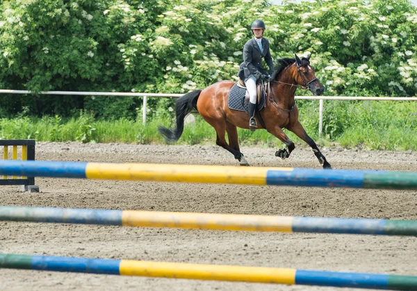 Menina montando um cavalo — Fotografia de Stock