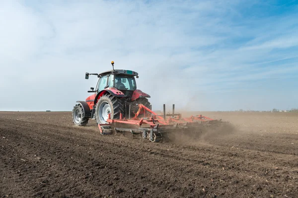 Voorbereiding van landbouwgrond — Stockfoto