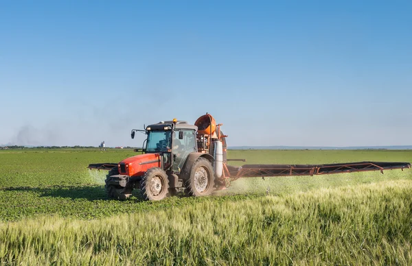 Tractor pulverización de pesticidas — Foto de Stock