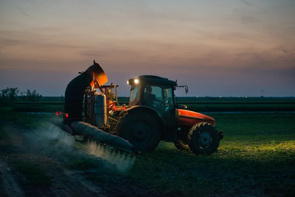 Traktor, amely a peszticideket — Stock Fotó