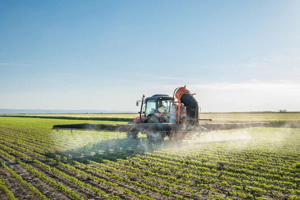 Trekker spuiten van pesticiden — Stockfoto