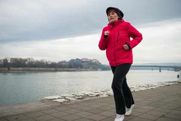Femme d'âge moyen jogging — Photo