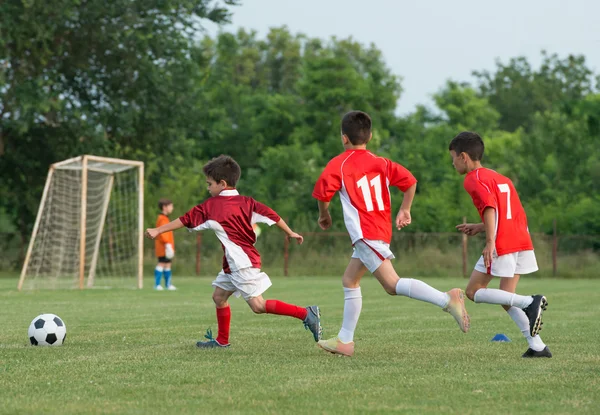 Дитячий футбол — стокове фото