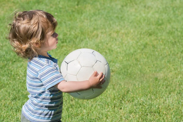 Junge mit Fußballball — Stockfoto