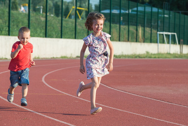 Бегущие дети
