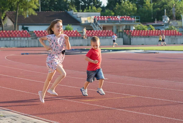 Bambini che corrono — Foto Stock