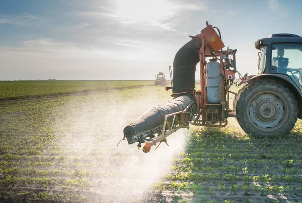 Traktor versprüht Pestizide — Stockfoto