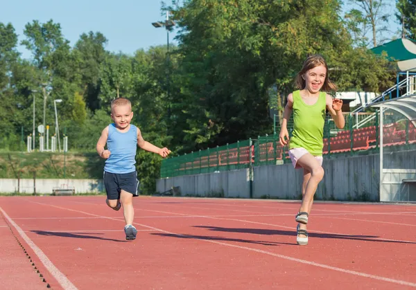 Niños corriendo —  Fotos de Stock