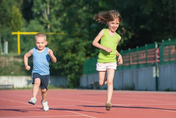 Kinder rennen — Stockfoto