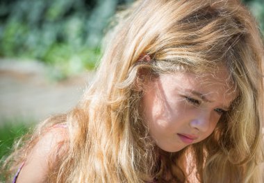 Üzgün küçük kız