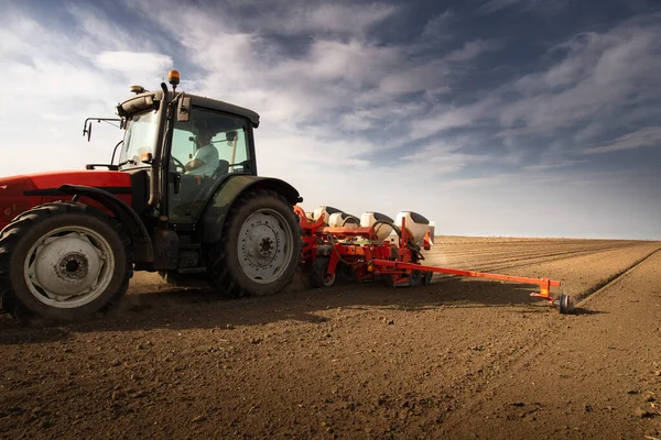 Boer Met Trekker Zaaien Zaaien Gewassen Landbouwgebied Planten Tarwe — Stockfoto