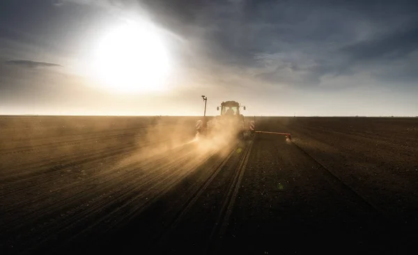 Фермер Тракторным Севом Посев Сельскохозяйственных Культур Растения Пшеница — стоковое фото