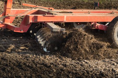 Traktör tohum ekmeye hazırlanıyor. Ekmeden önce tarla tutacağı olan traktör. Baharda ekilmek üzere toprağı hazırlıyorum., 