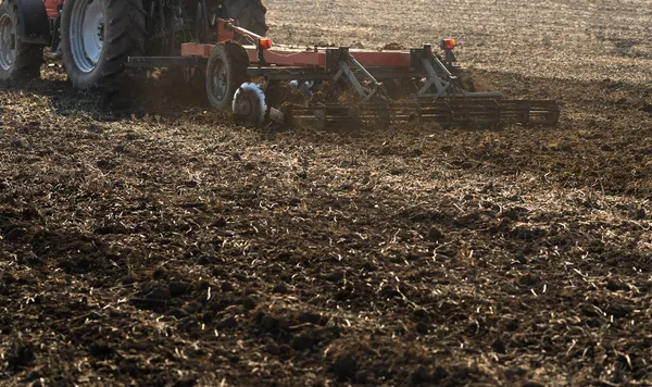 Tractor Preparando Tierra Para Siembra Tractor Con Cultivador Maneja Campo — Foto de Stock